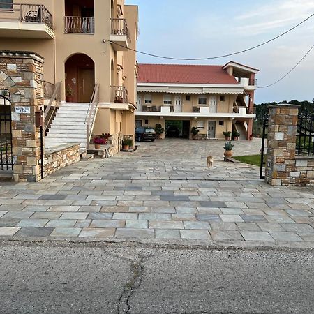 Flo'S Apartment Mesolóngion المظهر الخارجي الصورة