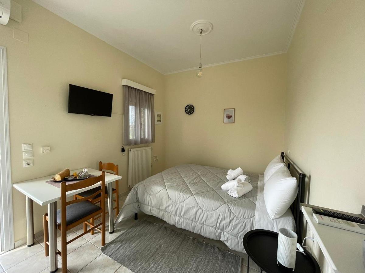 Flo'S Apartment Mesolóngion المظهر الخارجي الصورة