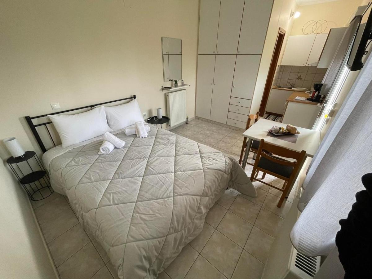 Flo'S Apartment Mesolóngion المظهر الخارجي الصورة
