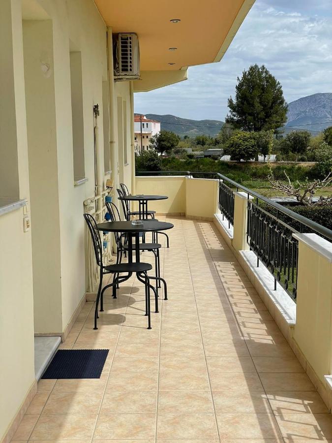 Flo'S Apartment Mesolóngion المظهر الخارجي الصورة