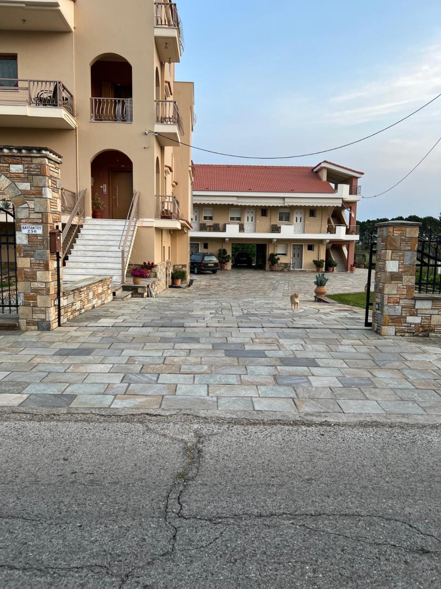 Flo'S Apartment Mesolóngion المظهر الخارجي الصورة